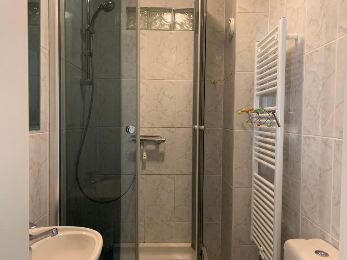 Large Room In Schuttrange Free Parking 10Mins To Airport Excellent Customer Services Люксембург Екстериор снимка