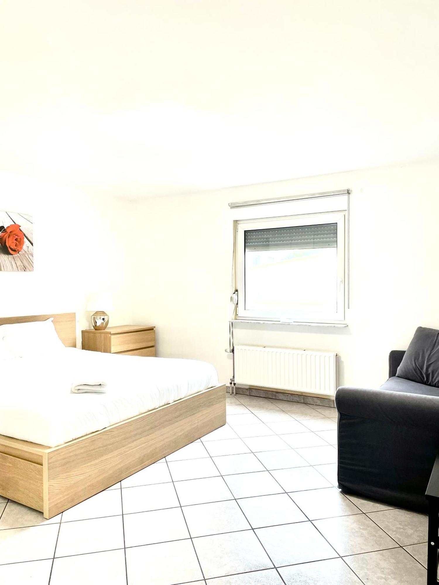 Large Room In Schuttrange Free Parking 10Mins To Airport Excellent Customer Services Люксембург Екстериор снимка