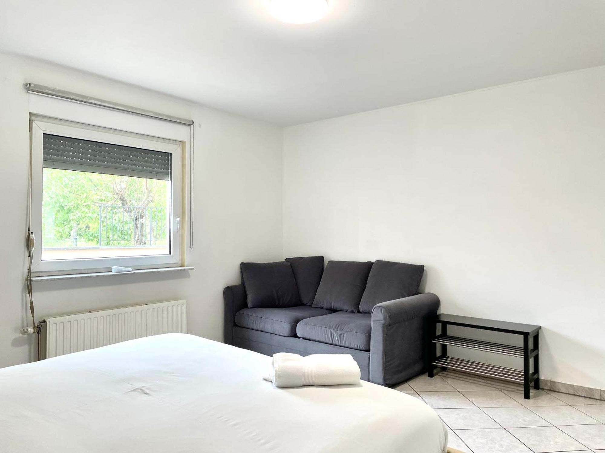 Large Room In Schuttrange Free Parking 10Mins To Airport Excellent Customer Services Екстериор снимка