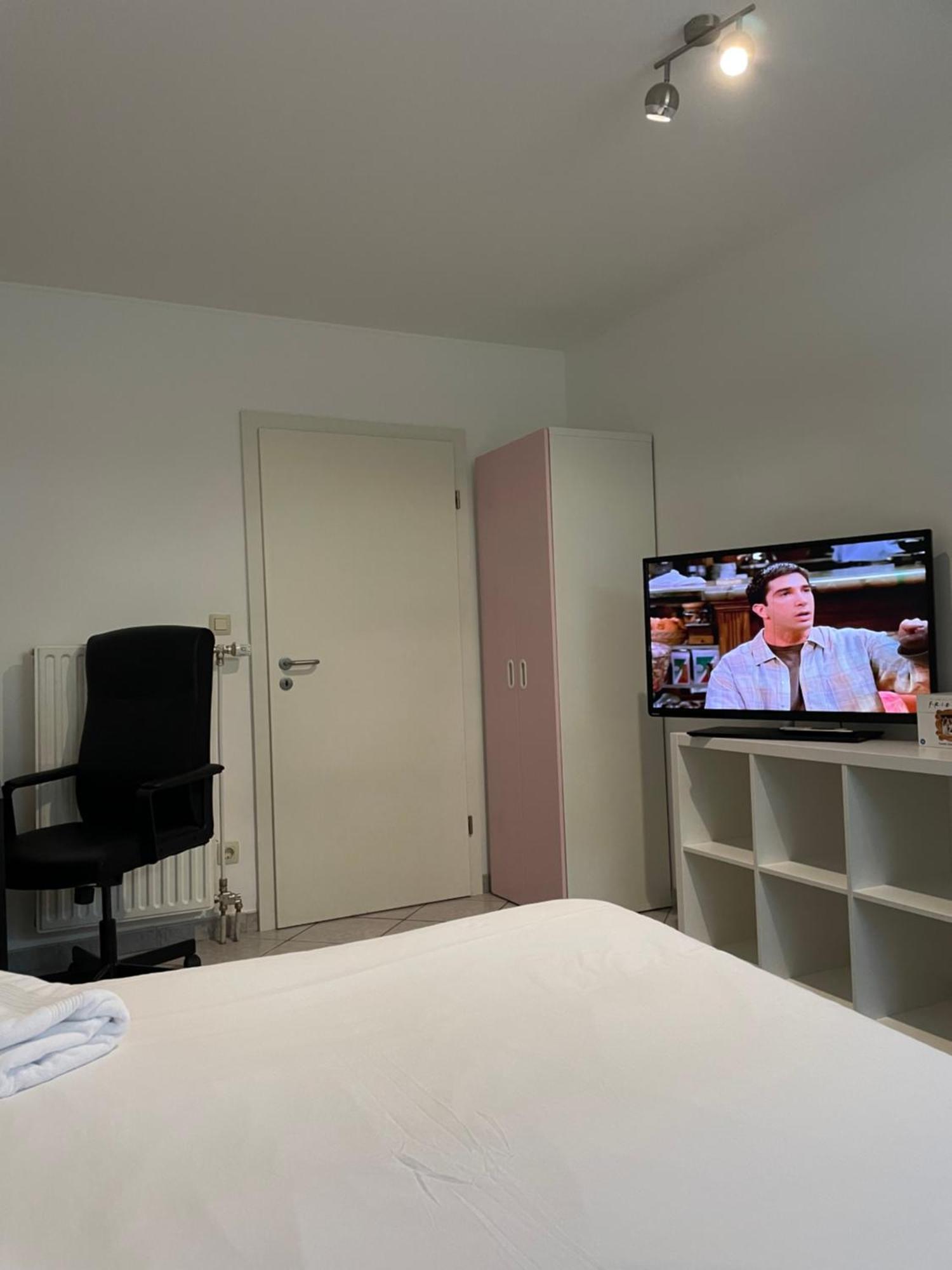 Large Room In Schuttrange Free Parking 10Mins To Airport Excellent Customer Services Екстериор снимка