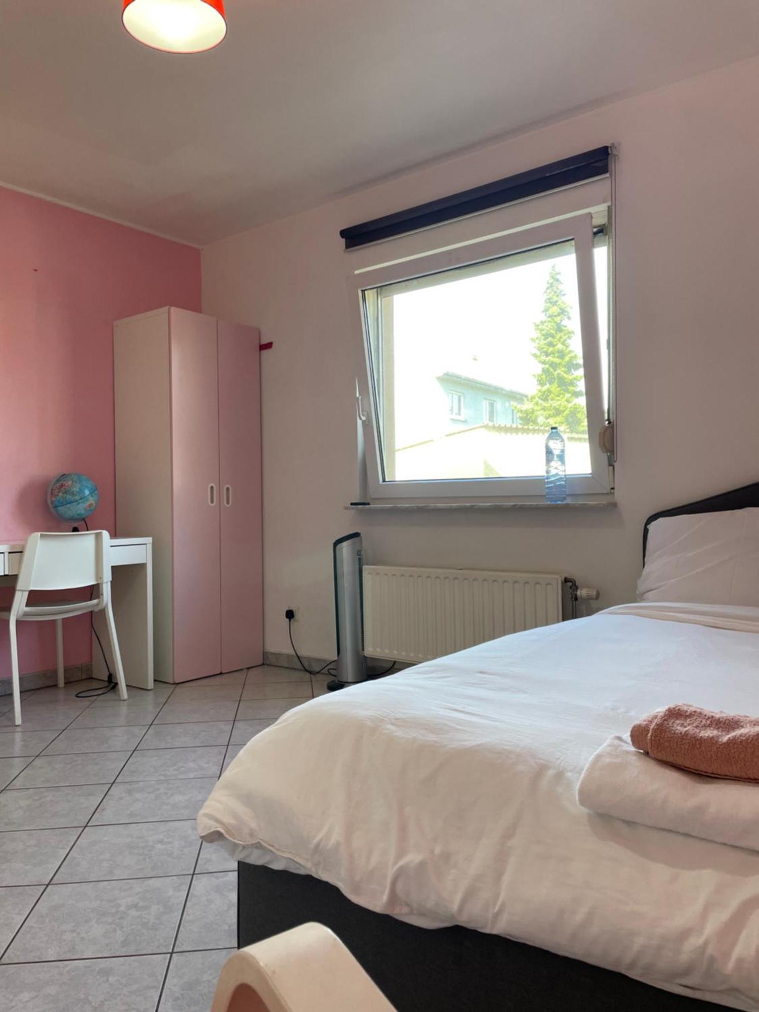 Large Room In Schuttrange Free Parking 10Mins To Airport Excellent Customer Services Люксембург Екстериор снимка